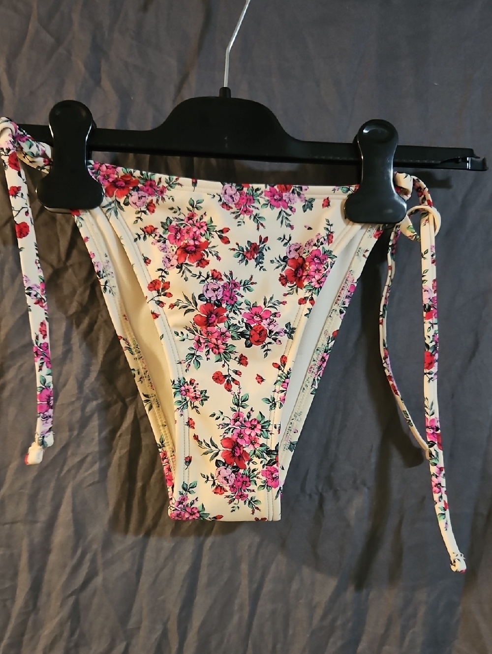 WILD FABLE CREAM FLORAL SIDE TIE BIKINI BOTTOM: NEW WITH TAGS: SIZE XS